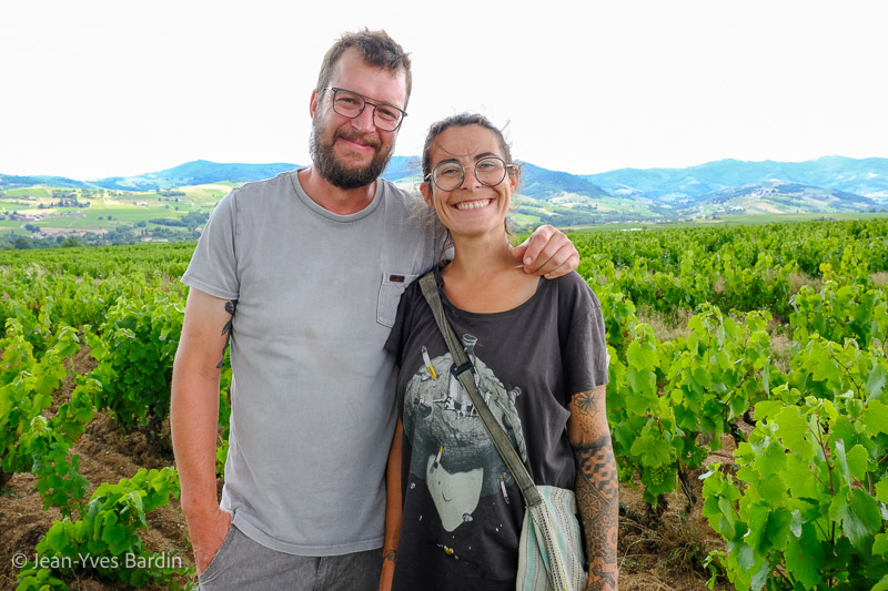 Mathilde et Stephen Durieu, domaine Lou. y es tu ?, Beaujolais, Saint-Etienne des Oullières, Beaujolais village, Gueules de vignerons, vigneron bio et nature du Beaujolais, biodynamie, organic wine, winemaker, Jean-Yves bardin photographe, Gueules de vignerons, portraits de vignerons, Vignerons Beaujolais, Bien Boire en Beaujolais, gamay