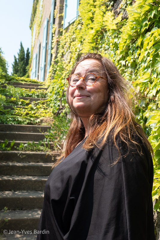 Alexandra de Vazeilles, chateau des Bachelards, Fleurie, Beaujolais, Gueules de vignerons, vigneron bio et nature du Beaujolais, biodynamie, organic wine, winemaker, Jean-Yves bardin photographe, Gueules de vignerons, portraits de vignerons, Vignerons Beaujolais, Bien Boire en Beaujolais, gamay