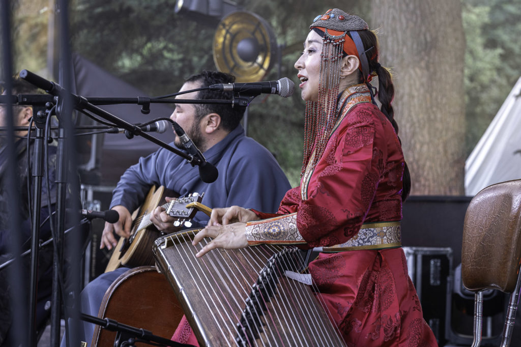 France, Airvault, 2024-07-20, le Reve de l’Aborigene, dreamtime, temps du reve, Aborigene, festival, musique, music, didgeridoo, guimbarde, jaw harp, chant diphonique, overtone singing, mongolie, hanpan, hang, instruments de musique, musical instruments, harmonique, harmonic, respiration circulaire, circular breathing, peuples premiers, indigenous people, Australie, Australia, nature, festival sans alcool, alcool-free festival, Photograph by Jean-Yves Bardin / Collectif DR