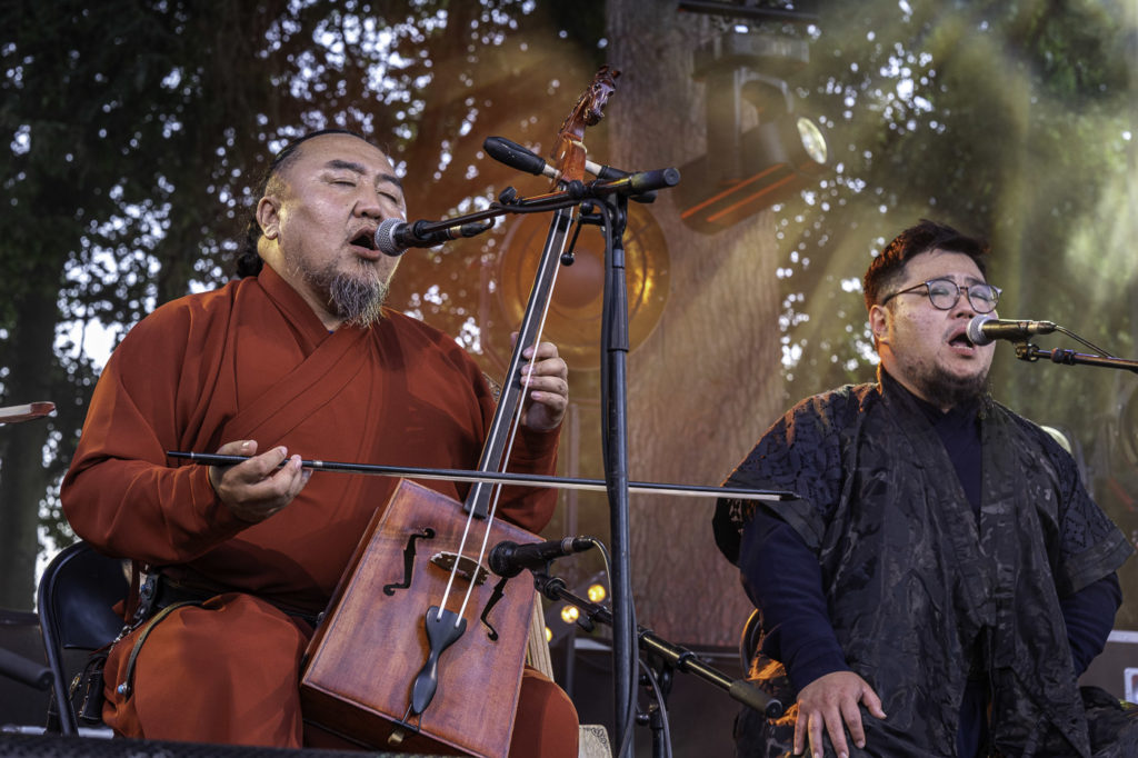 France, Airvault, 2024-07-20, le Reve de l’Aborigene, dreamtime, temps du reve, Aborigene, festival, musique, music, didgeridoo, guimbarde, jaw harp, chant diphonique, overtone singing, mongolie, hanpan, hang, instruments de musique, musical instruments, harmonique, harmonic, respiration circulaire, circular breathing, peuples premiers, indigenous people, Australie, Australia, nature, festival sans alcool, alcool-free festival, Photograph by Jean-Yves Bardin / Collectif DR