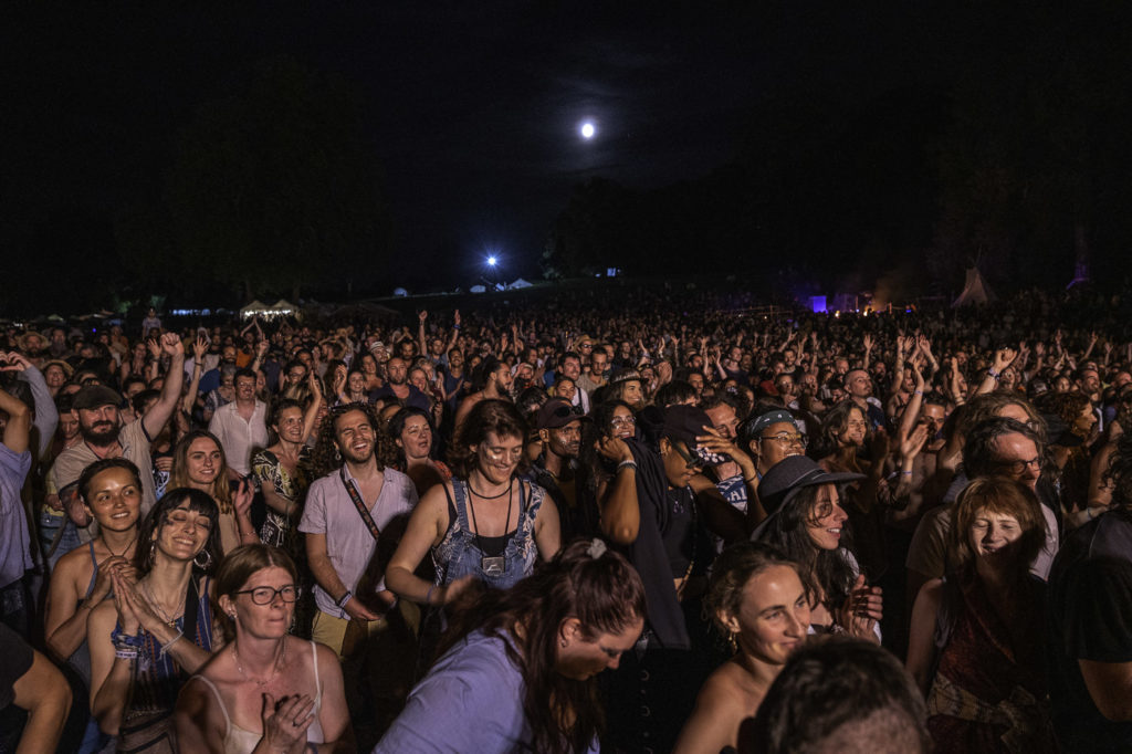 France, Airvault, 2024-07-20, le Reve de l’Aborigene, dreamtime, temps du reve, Aborigene, festival, musique, music, didgeridoo, guimbarde, jaw harp, chant diphonique, overtone singing, mongolie, hanpan, hang, instruments de musique, musical instruments, harmonique, harmonic, respiration circulaire, circular breathing, peuples premiers, indigenous people, Australie, Australia, nature, festival sans alcool, alcool-free festival, Photograph by Jean-Yves Bardin / Collectif DR