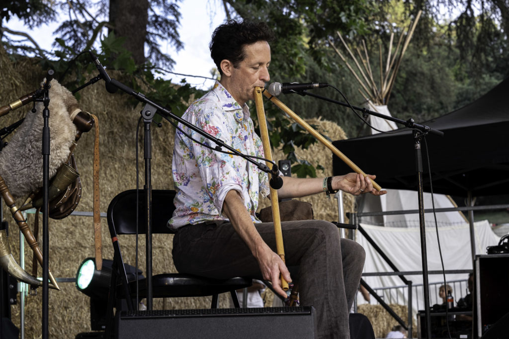 France, Airvault, 2024-07-20, le Reve de l’Aborigene, dreamtime, temps du reve, Aborigene, festival, musique, music, didgeridoo, guimbarde, jaw harp, chant diphonique, overtone singing, mongolie, hanpan, hang, instruments de musique, musical instruments, harmonique, harmonic, respiration circulaire, circular breathing, peuples premiers, indigenous people, Australie, Australia, nature, festival sans alcool, alcool-free festival, Photograph by Jean-Yves Bardin / Collectif DR