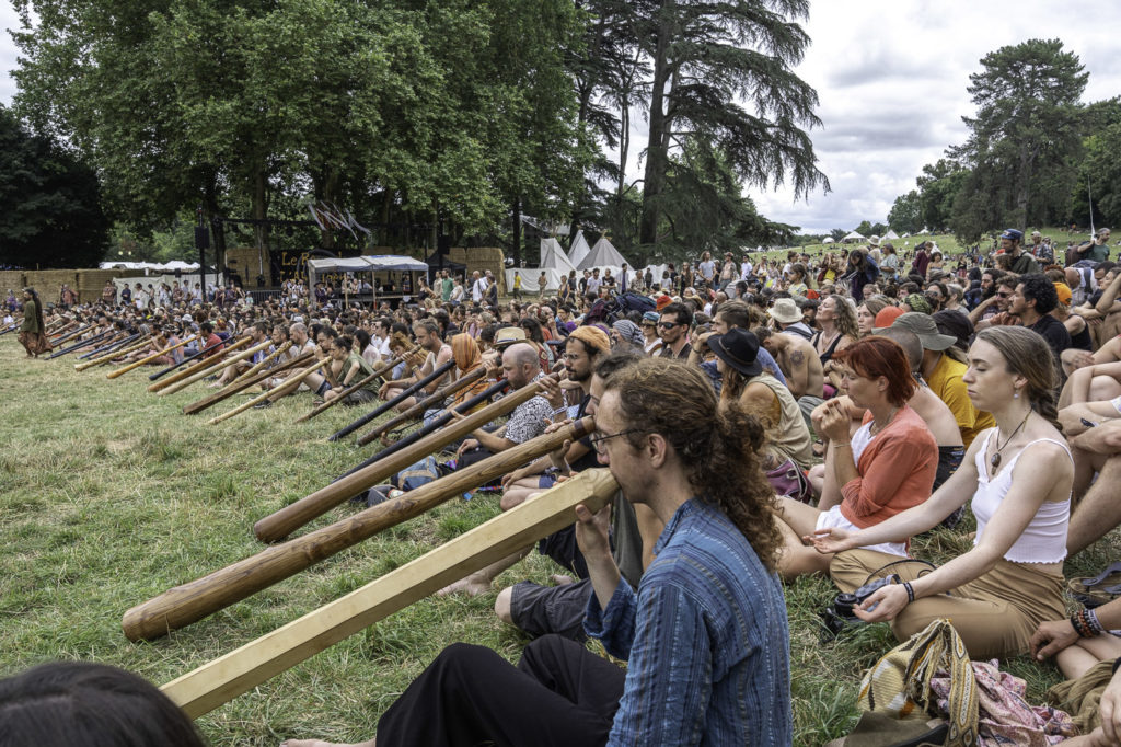 France, Airvault, 2024-07-20, le Reve de l’Aborigene, dreamtime, temps du reve, Aborigene, festival, musique, music, didgeridoo, guimbarde, jaw harp, chant diphonique, overtone singing, mongolie, hanpan, hang, instruments de musique, musical instruments, harmonique, harmonic, respiration circulaire, circular breathing, peuples premiers, indigenous people, Australie, Australia, nature, festival sans alcool, alcool-free festival, Photograph by Jean-Yves Bardin / Collectif DR